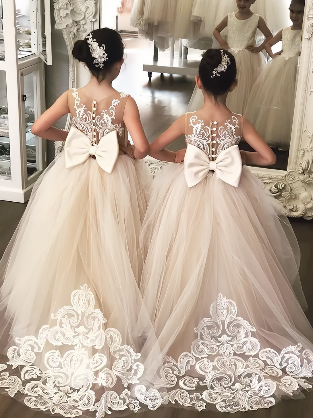 Flower Girls Dresses Sleeveless For Weddings Lace Appliques Ball Gown Birthday Girl Communion Pageant Gowns Light Champagne With Bow Girls Gidiondress