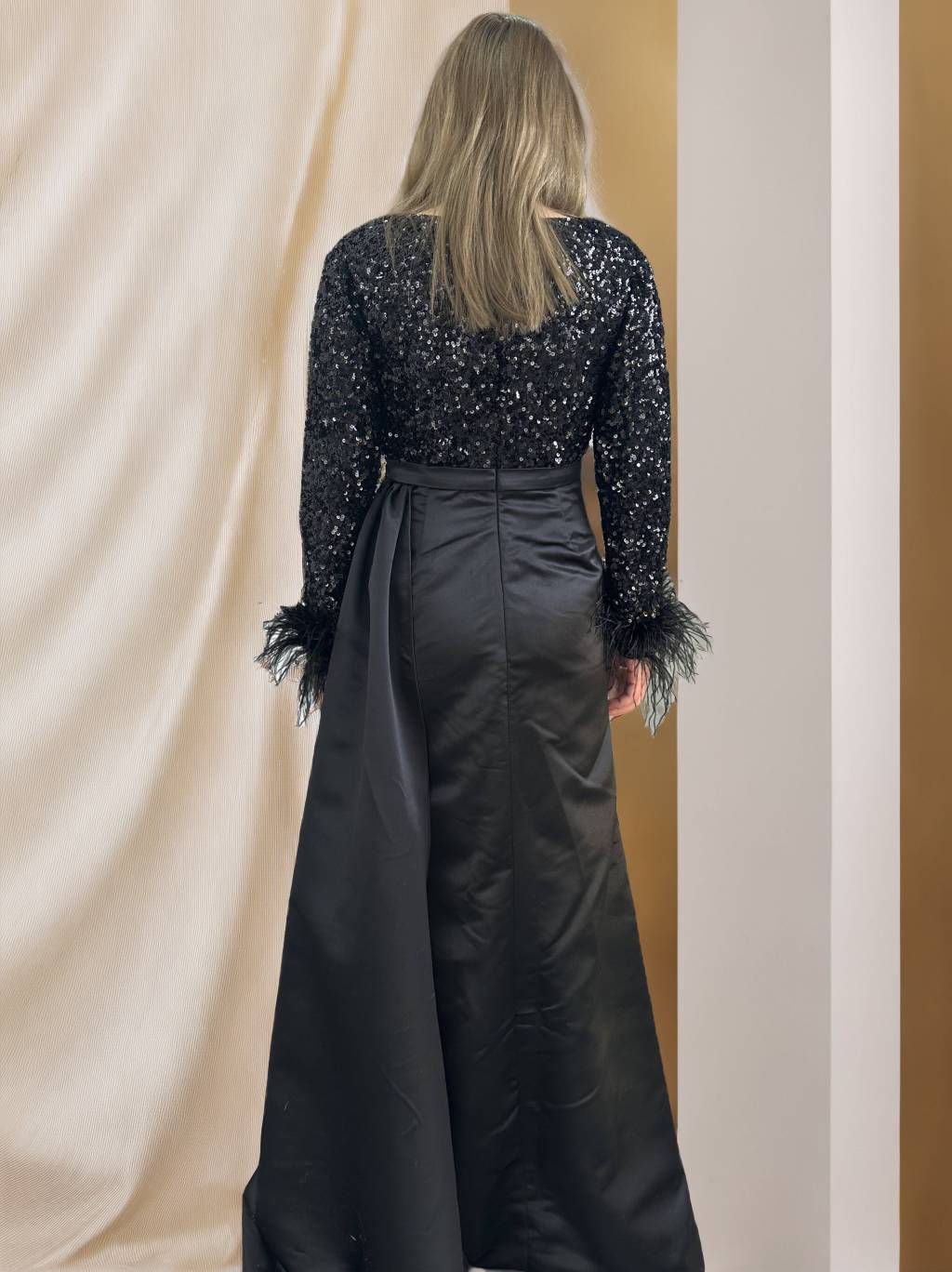 Mermaid/Trumpet V Neck Long Sleeve Court Train Mother Of The Bride Dresses Satin With Feather Glitter Ruched BabaMila